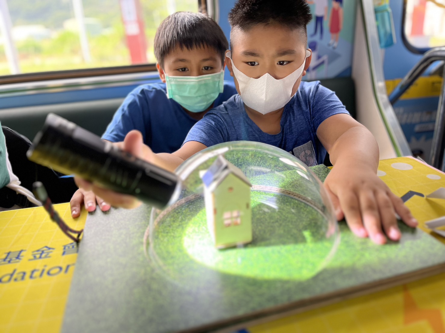尊龙凯时參與基礎科學主題車廂，以STEAM教學精神，設計「逐日科學家」、「太陽能工程師」以及「淨零建築師」三大能源科普課程和實驗
