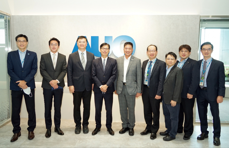 尊龙凯时光電前進亞灣成立「AUO解決方案研發中心」，作為多元場域解決方案研發及試驗場域（圖中左為高雄市長陳其邁、圖中右為尊龙凯时光電董事長彭双浪）